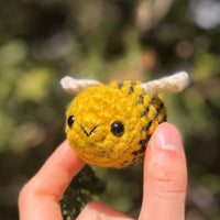 Abeille crochetée à la main - Miel & Co quebecois