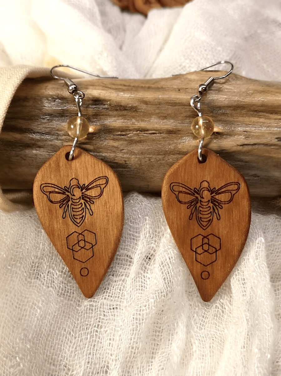 Boucles d'oreille en bois de cerisier - Abeille divine - Miel & Co quebecois